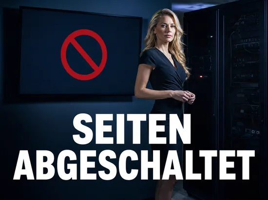 Blonde Geschäftsfrau im Serverraum vor einem Bildschirm mit rotem Verbotssymbol als Symbol für abgeschaltete Tauschbörsen-Seiten