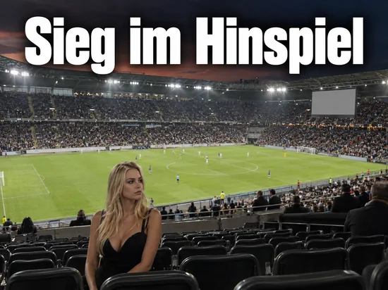 Frau im Kleid sitzt auf der Tribuene eines Fussballstadions und blickt aufs Spielfeld