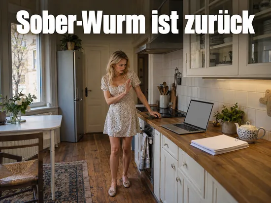 Frau hebt in einer Altbauküche abwehrend die Hand vor einem Laptop auf der Arbeitsplatte