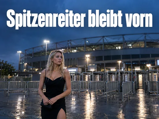 Stadionvorplatz mit Absperrgittern und Drehkreuzen am Abend