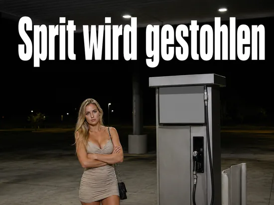 Zapfsäule an einer nächtlichen Tankstelle mit herabhängendem Zapfhahn