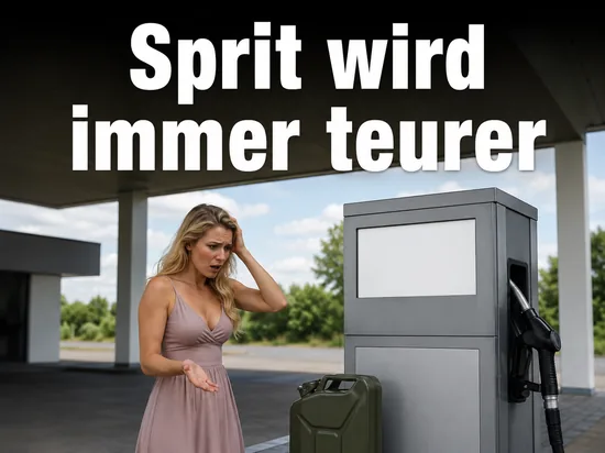 Frau an einer Zapfsaeule mit leerer Preisanzeige, Schriftzug Sprit wird immer teurer