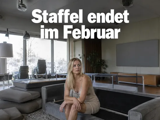 Frau in einem leergeraeumten Fernsehcontainer mit gestapelten Stuehlen