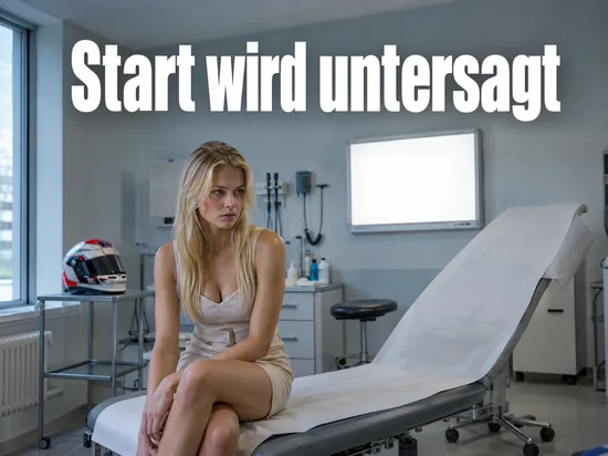 Frau sitzt auf einer Untersuchungsliege in einer Sportklinik, daneben ein Rennhelm