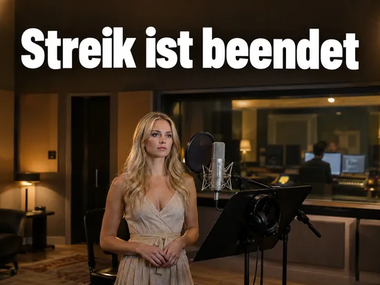 Frau steht in einem Synchronstudio vor einem Mikrofon