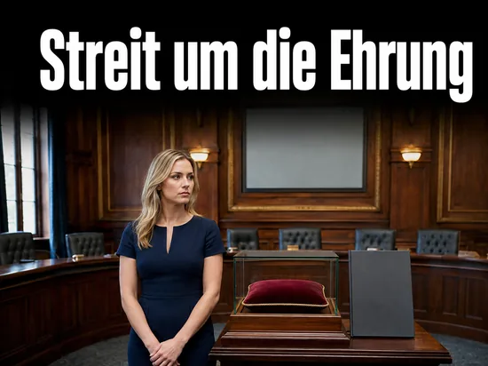 Rathaussaal mit glaeserner Vitrine und leerem Ordenskissen