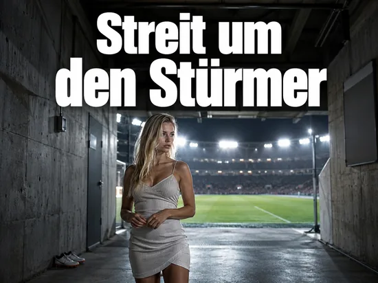 Frau steht im Spielertunnel eines Stadions, dahinter der beleuchtete Rasen