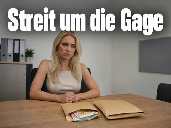 Frau sitzt an einem Tisch vor zwei braunen Umschlägen mit Geldscheinen