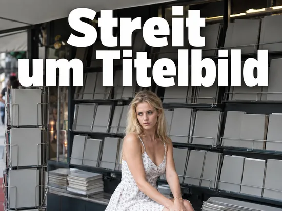 Frau sitzt vor einem Zeitschriftenregal an einem Kiosk