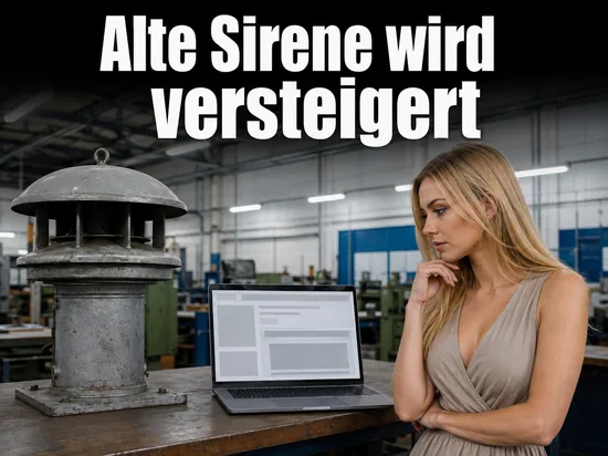 Alte Metall-Sirene auf einem Werkstatttisch neben einem Laptop als Symbol fuer eine ungewoehnliche Auktion