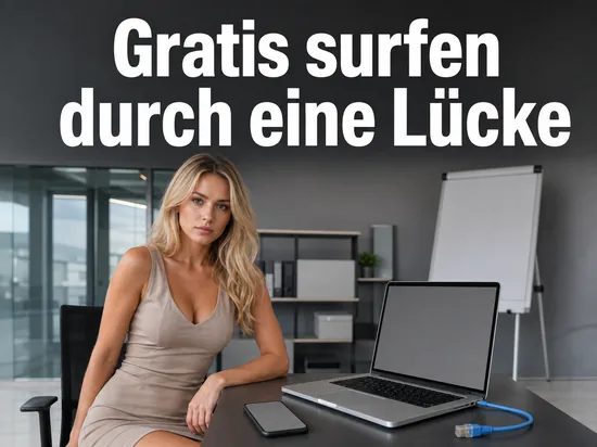 Frau im Büro mit Laptop, Smartphone und Netzwerkkabel
