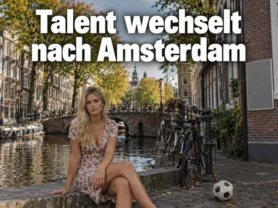 Frau im Kleid sitzt an einer Amsterdamer Gracht, daneben liegt ein Fussball