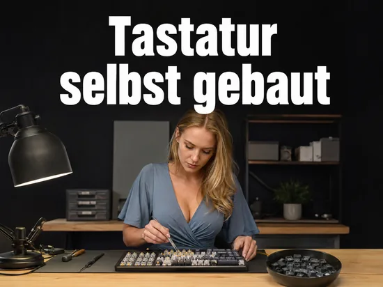 Blonde Frau baut an einer Werkbank eine mechanische Tastatur zusammen, daneben eine Schale mit unbeschrifteten Tastenkappen