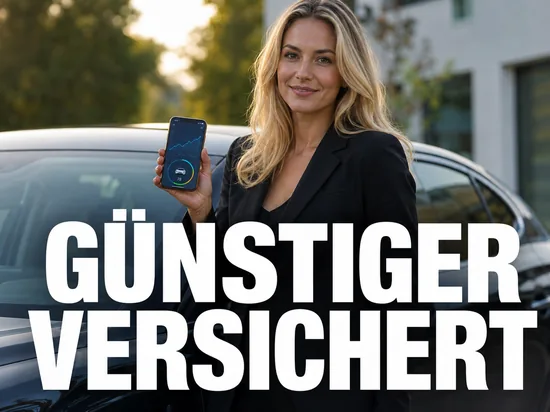 Geschäftsfrau neben einem Auto zeigt eine Telematik-App auf dem Smartphone, Symbolbild dafür mit Telematik-Tarifen günstiger bei der Kfz-Versicherung versichert zu sein