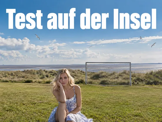 Frau sitzt auf einem Sportplatz hinter den Dünen einer Nordseeinsel