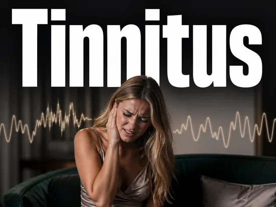 Junge blonde Frau haelt sich schmerzverzerrt das Ohr als Symbol fuer Tinnitus