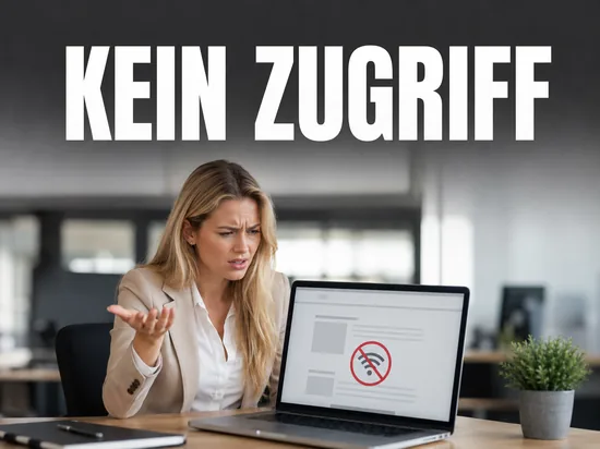 Blonde Geschaeftsfrau reagiert genervt am Laptop mit Fehlermeldung und durchgestrichenem WLAN-Symbol, Schriftzug Kein Zugriff