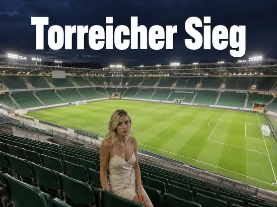 Blick von der leeren Tribüne auf den beleuchteten Rasen eines Stadions, eine Frau sitzt in den Sitzreihen
