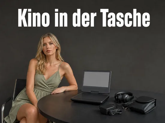 Blonde Frau am Tisch mit einem tragbaren Mediaplayer mit leerem Klappdisplay, Kopfhörer und Tasche