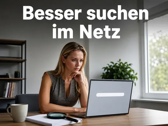 Frau am Laptop mit leerem Suchfeld und Lupe auf dem Tisch, Schriftzug Besser suchen im Netz
