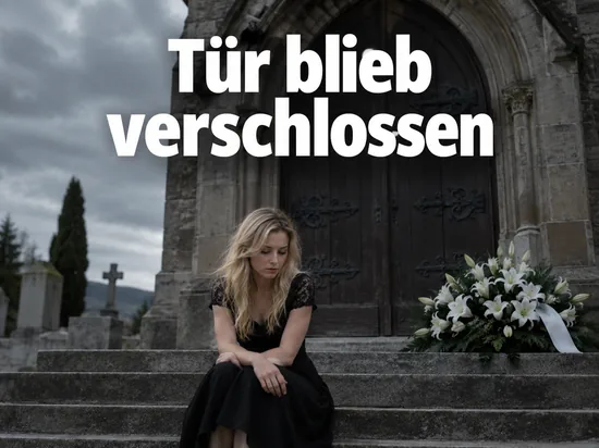 Frau sitzt auf den Stufen vor der verschlossenen Tür einer Friedhofskapelle