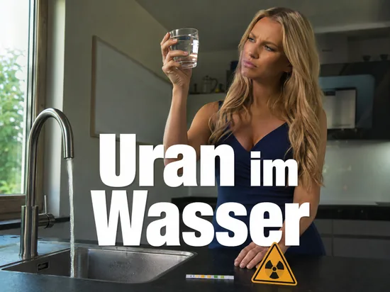 Leitungswasser laeuft in ein Glas, daneben Teststreifen und ein gelbes Radioaktiv-Warnschild, davor eine Frau die das Glas gegen das Licht haelt