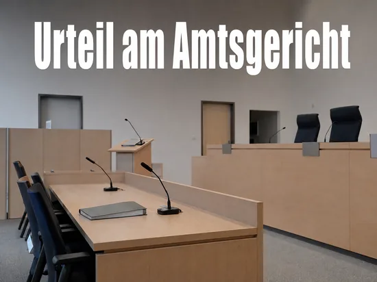 Leerer Sitzungssaal eines Amtsgerichts mit Aktenmappe und Mikrofon