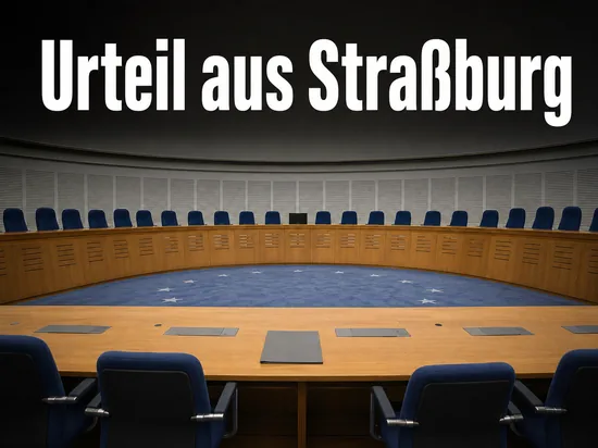 Leerer Sitzungssaal eines europaeischen Gerichtshofs mit halbrunder Richterbank