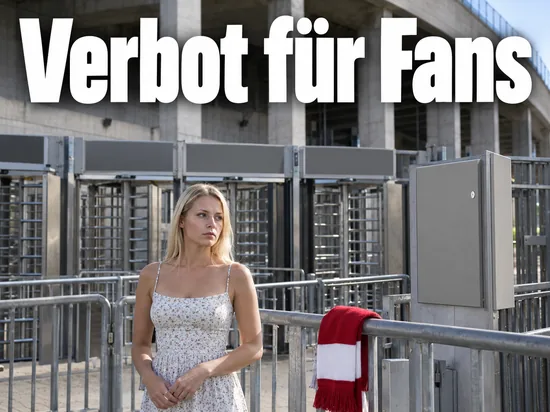 Stadion-Eingang mit Drehkreuzen und Absperrgittern, ein Schal haengt am Geländer, eine Frau steht davor