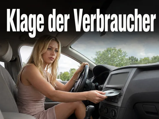 Autoradio mit leerem Display und einer unbedruckten CD am Einschub