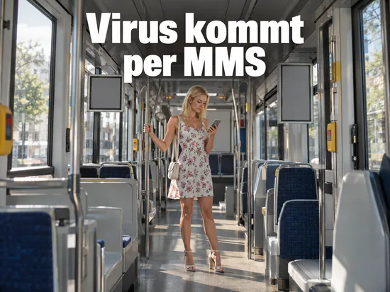 Frau steht in einer Straßenbahn und schaut ernst auf ihr Smartphone