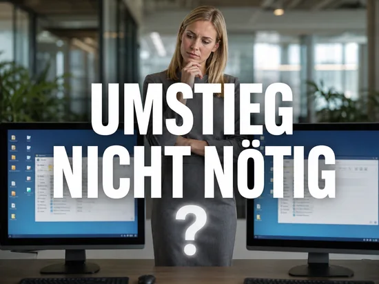 Geschaeftsfrau zwischen zwei Monitoren mit aehnlichen Desktop-Oberflaechen und einem Fragezeichen