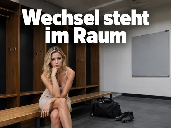 Frau im Kleid sitzt in einer Mannschaftskabine neben Sporttasche und Fussballschuhen