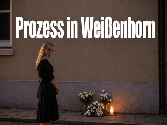 Frau an einem Gedenkort mit Kerze und Blumen: Ermittlungen im Fall des getoeteten Maedchens