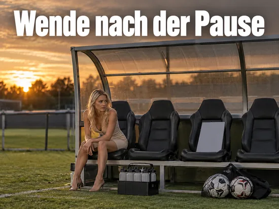 Frau im Kleid sitzt auf der Trainerbank am Spielfeldrand, daneben Trinkflaschen und Baelle