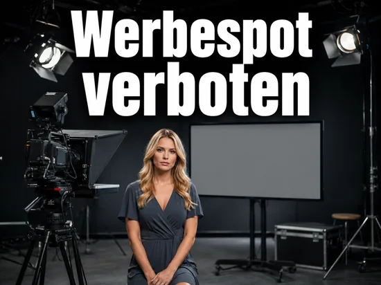 Fernsehstudio mit Kamera, Scheinwerfern und leerem Monitor