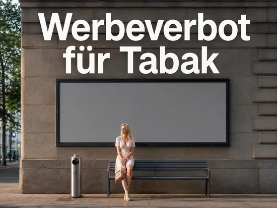 Frau sitzt auf einer Bank vor einer leeren Plakatwand in der Stadt