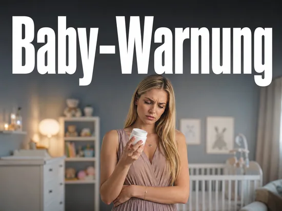 Junge blonde Frau blickt besorgt auf eine Salben-Dose in einem Kinderzimmer als Symbol fuer einen Produktrueckruf bei Babyprodukten