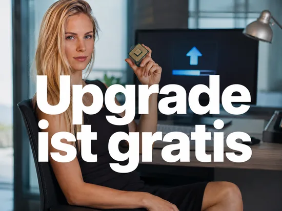 Geschaeftsfrau mit Prozessor in der Hand vor einem Monitor mit Upgrade-Dialog als Symbol fuer ein kostenloses Upgrade auf die 64-Bit-Version von Windows