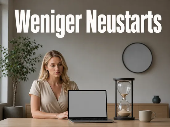 Notebook mit leerem Bildschirm neben einer Sanduhr auf dem Schreibtisch
