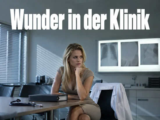 Frau im Kleid sitzt in einem Klinik-Besprechungsraum vor einem Roentgen-Leuchtkasten