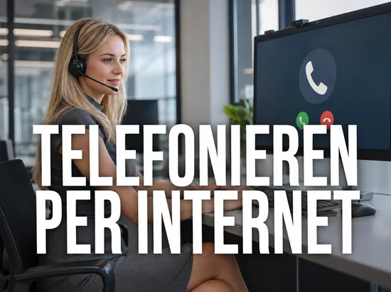 Blonde Geschaeftsfrau mit Headset vor Monitor mit Telefonhoerer-Symbol, Schriftzug Telefonieren per Internet