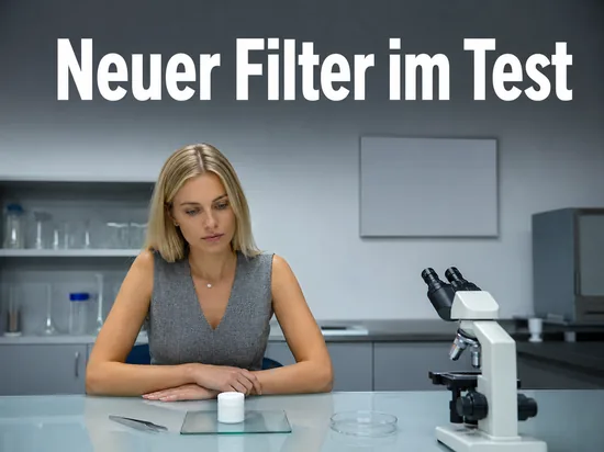 Labortisch mit einer Filterhuelse, Pinzette und Mikroskop als Symbol fuer einen neuartigen Zigarettenfilter