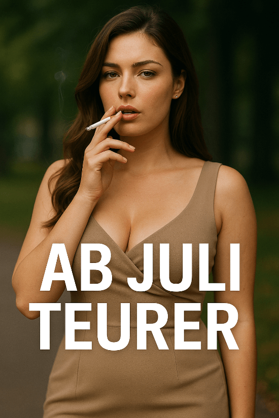 Attraktive, junge Frau mit Kleid raucht nachdenklich eine Zigarette im Freien, Schriftzug &bdquo;AB JULI TEURER&ldquo; im Bild, Sommer, Preiserh&ouml;hung.