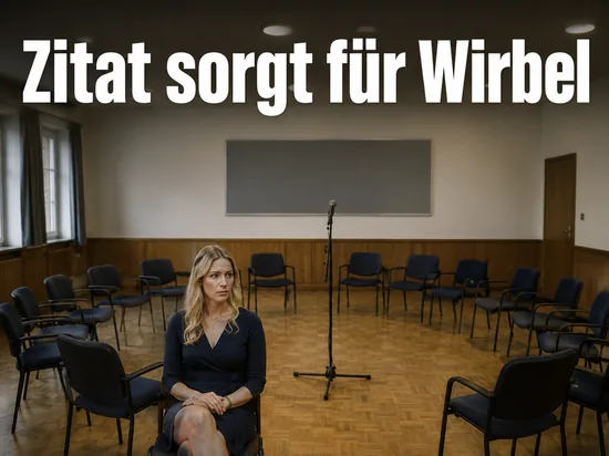 Frau sitzt in einem leeren Saal mit Stuhlkreis und Mikrofonstaender