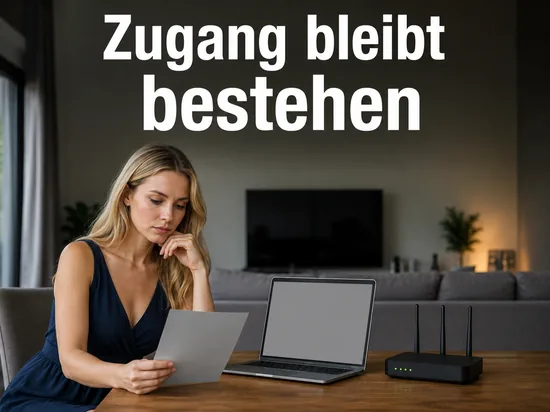 Wohnzimmertisch mit Laptop, WLAN-Router und einem Brief